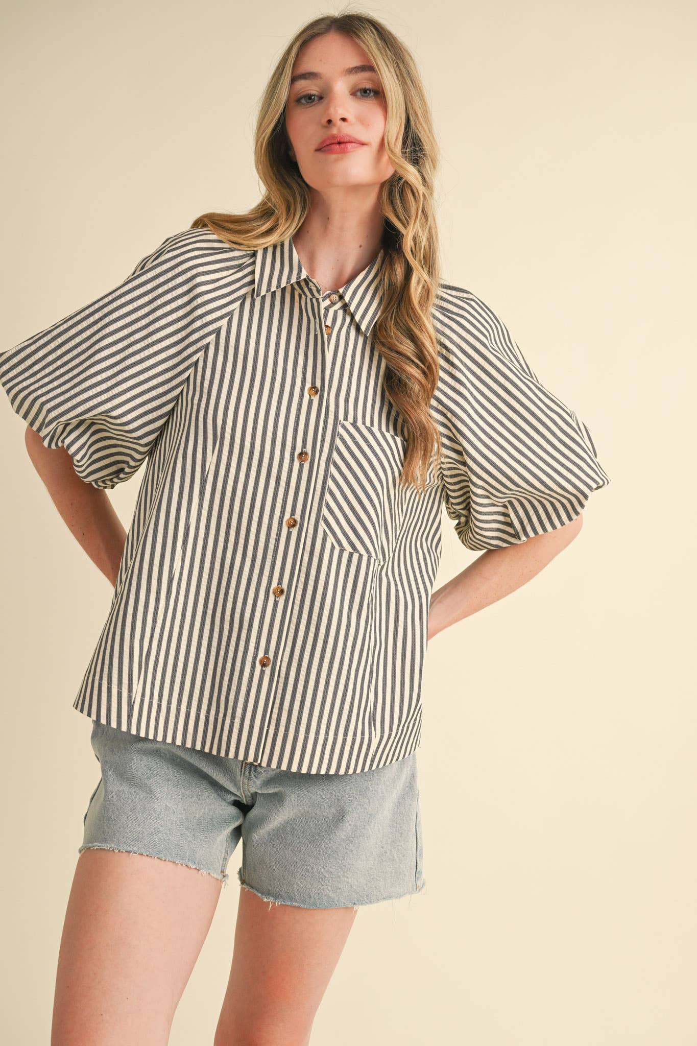 STRIPED BUBBLE SLEEVE BUTTON DOWN TOP M