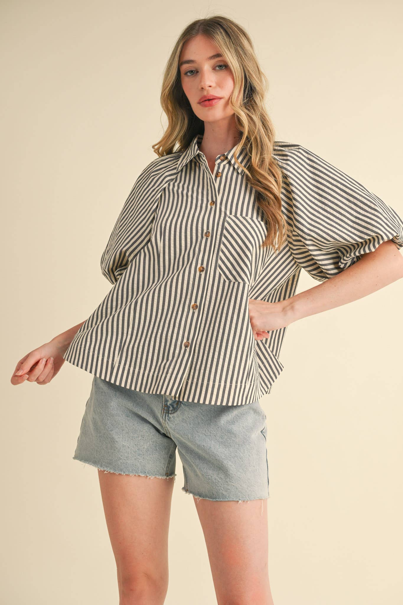 STRIPED BUBBLE SLEEVE BUTTON DOWN TOP M