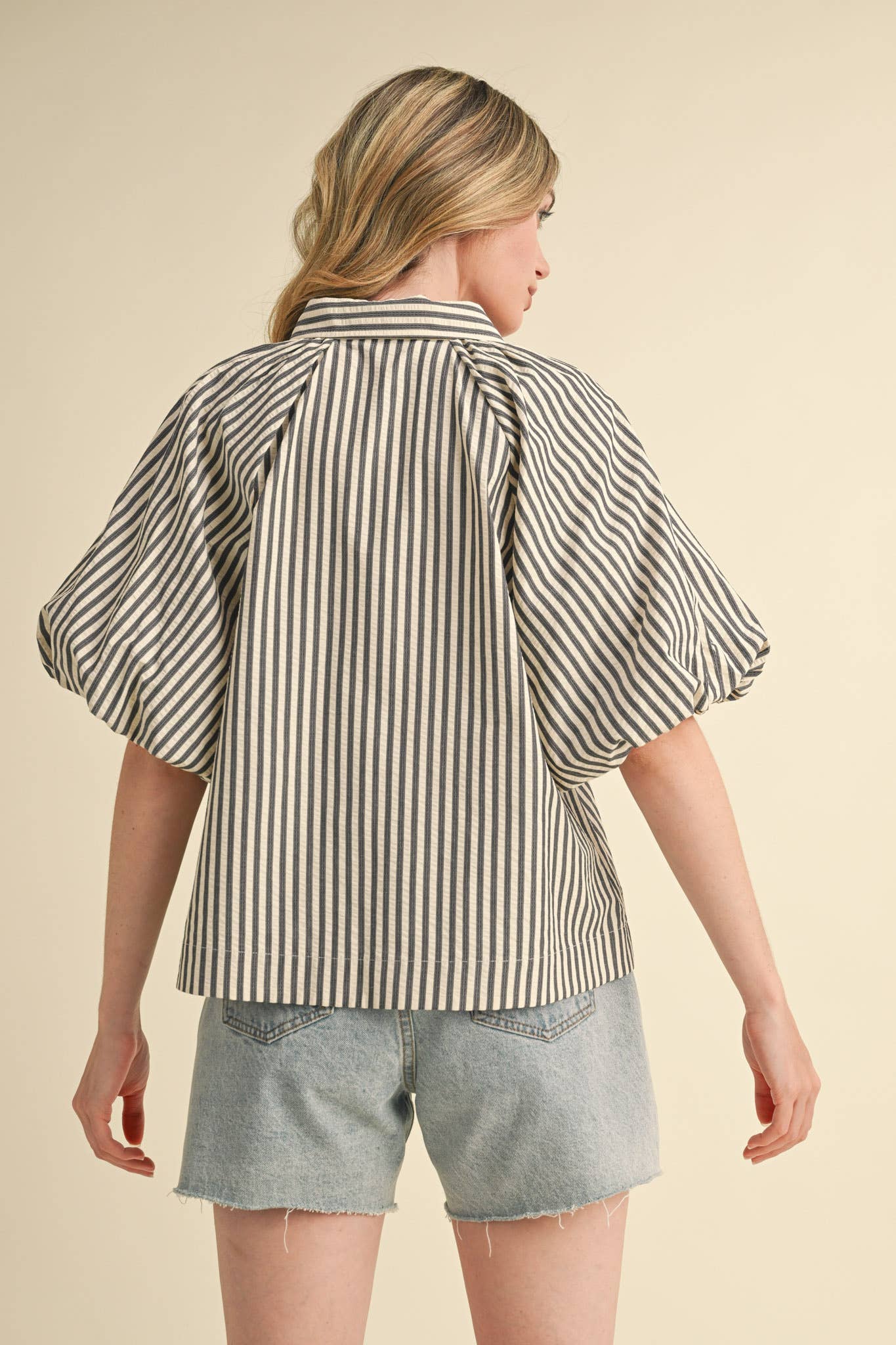 STRIPED BUBBLE SLEEVE BUTTON DOWN TOP M