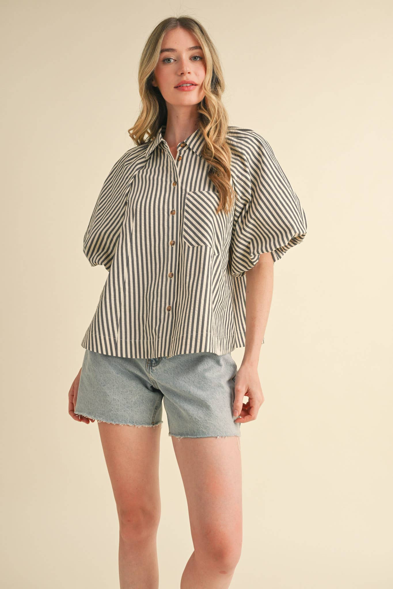 STRIPED BUBBLE SLEEVE BUTTON DOWN TOP M