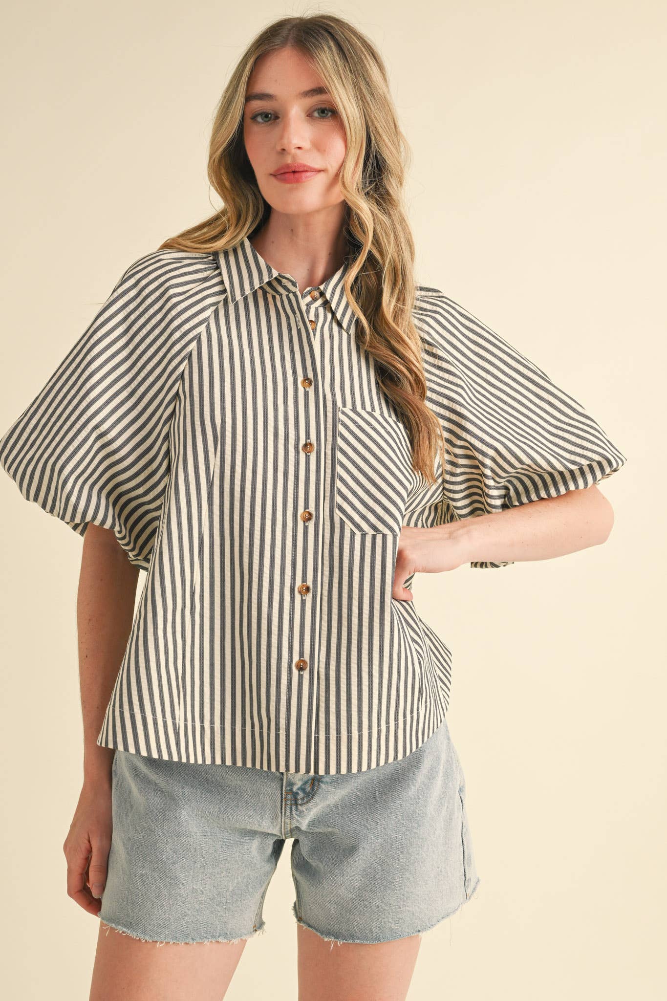 STRIPED BUBBLE SLEEVE BUTTON DOWN TOP M