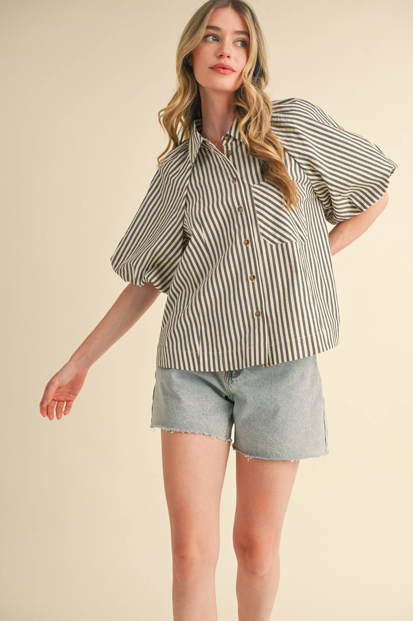 STRIPED BUBBLE SLEEVE BUTTON DOWN TOP M