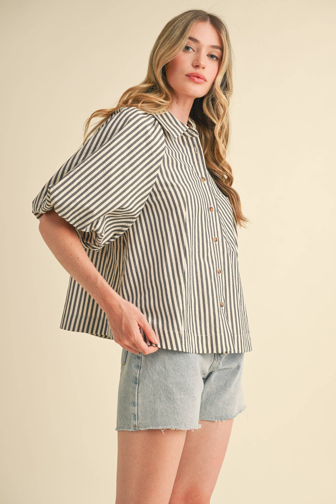 STRIPED BUBBLE SLEEVE BUTTON DOWN TOP M